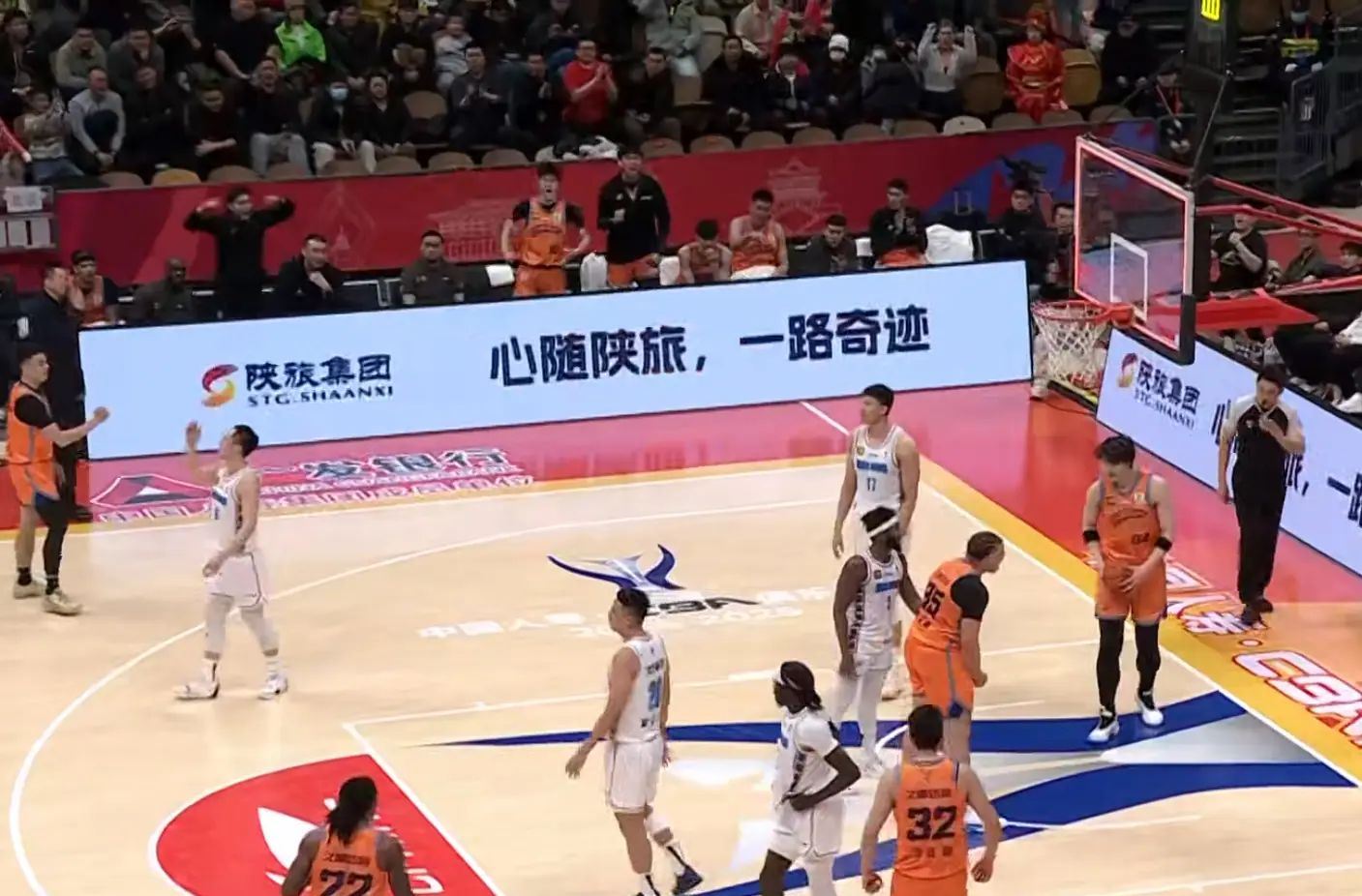 包含球队防守端风格转变，提高篮板统治力的词条