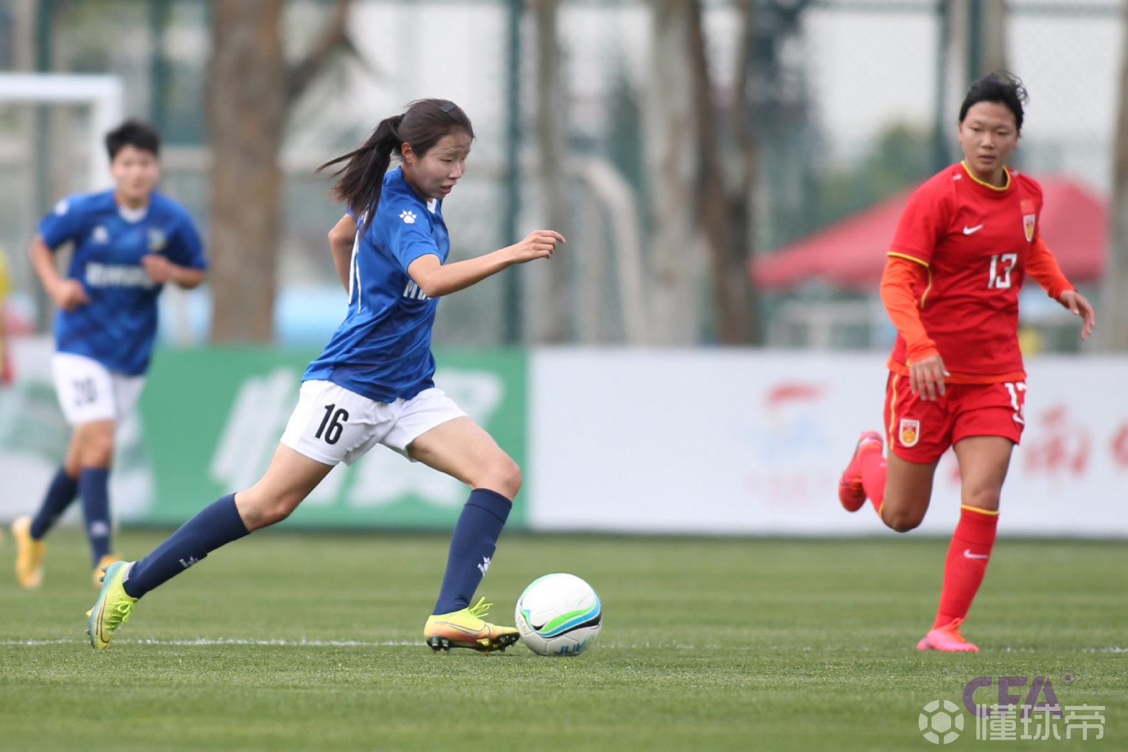 包含女足国家队士气高昂，轻松夺取比赛胜利的词条
